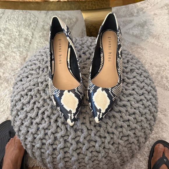 Gianni Bini Black and Cream Snakeskin kitten Heel Shoes. 9.5 - Picture 1 of 9